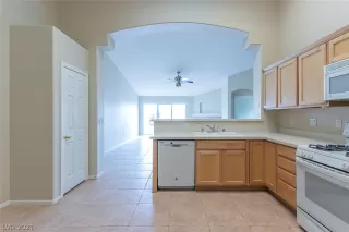 Photo #5: 2351770 Listing