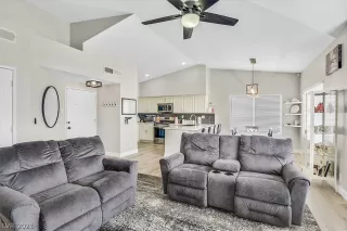 Photo #4: 2351804 Listing