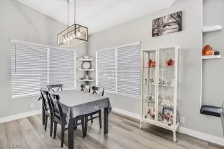 Photo #5: 2351804 Listing