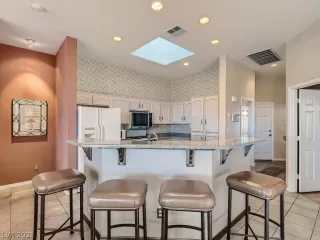 Photo #6: 2351969 Listing