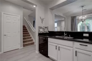 Photo #5: 2352319 Listing