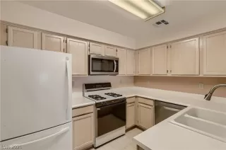 Photo #5: 2352431 Listing