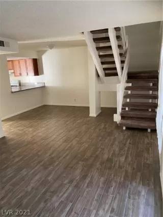 Photo #4: 2352483 Listing