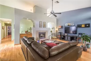 Photo #4: 2352506 Listing