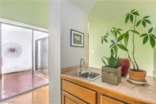 Photo #6: 2352506 Listing