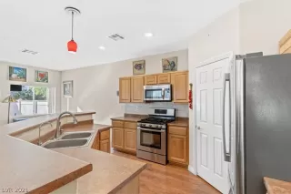 Photo #4: 2352518 Listing