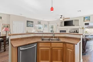 Photo #5: 2352518 Listing