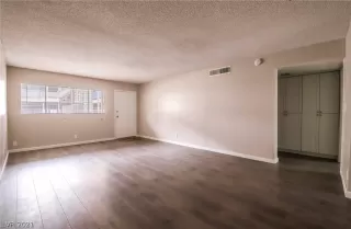 Photo #5: 2352995 Listing