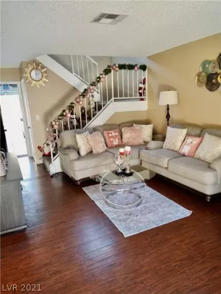 Photo #2: 2353196 Listing