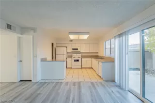 Photo #3: 2354922 Listing