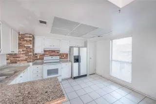 Photo #3: 2354978 Listing