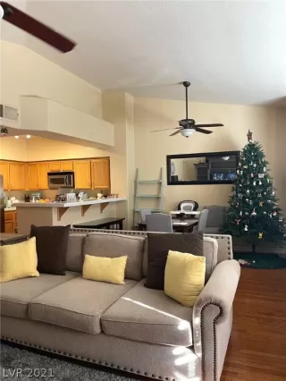 Photo #3: 2355420 Listing