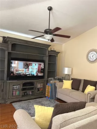 Photo #4: 2355420 Listing