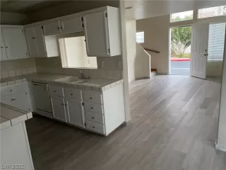 Photo #3: 2355459 Listing 