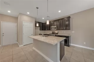 Photo #5: 2355886 Listing