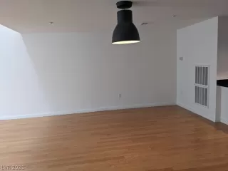 Photo #5: 2355900 Listing