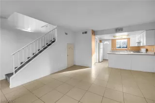 Photo #6: 2355943 Listing