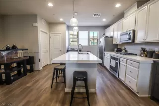 Photo #5: 2355982 Listing