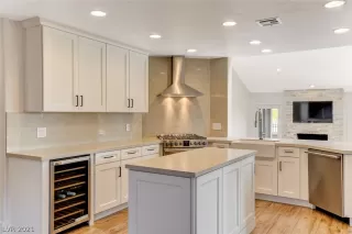 Photo #5: 2355996 Listing 