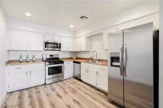 Photo #3: 2356240 Listing