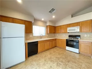 Photo #4: 2356408 Listing 