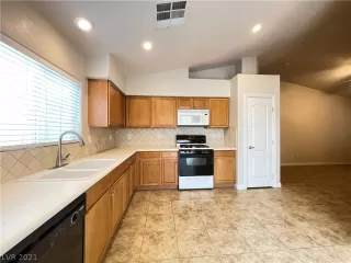 Photo #5: 2356408 Listing 