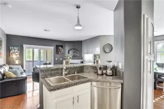 Photo #5: 2356429 Listing