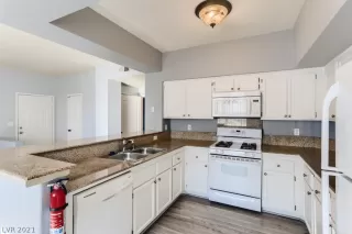 Photo #5: 2356997 Listing