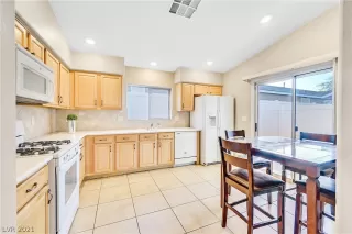 Photo #4: 2357069 Listing