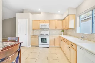 Photo #5: 2357069 Listing