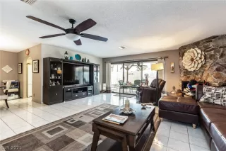 Photo #4: 2357075 Listing