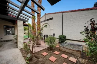 Photo #5: 2357399 Listing