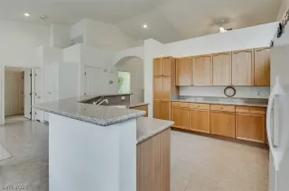 Photo #5: 2357547 Listing