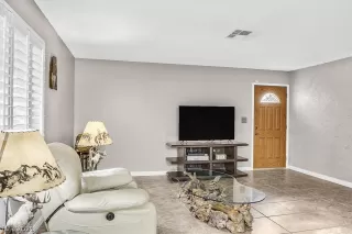 Photo #4: 2357706 Listing