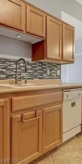 Photo #5: 2358185 Listing