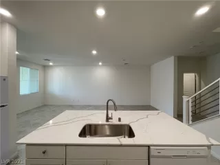 Photo #5: 2358301 Listing 