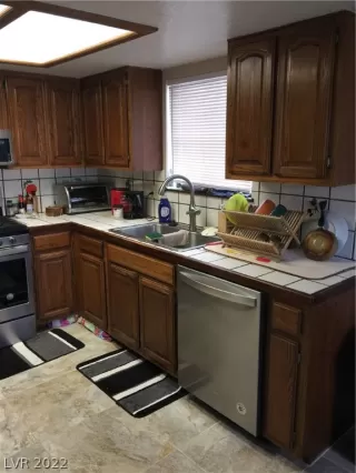 Photo #3: 2358690 Listing