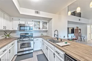 Photo #4: 2358837 Listing