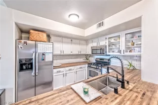 Photo #5: 2358837 Listing