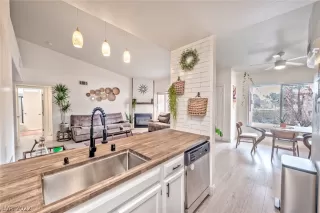 Photo #6: 2358837 Listing