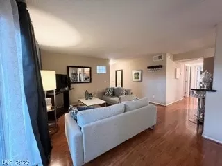 Photo #4: 2359161 Listing