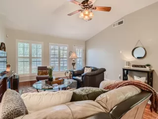 Photo #4: 2359949 Listing