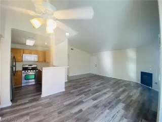 Photo #5: 2359952 Listing 