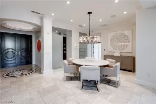 Photo #4: 2359993 Listing