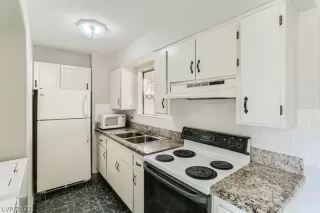 Photo #5: 2360340 Listing