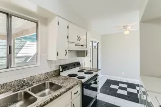 Photo #6: 2360340 Listing