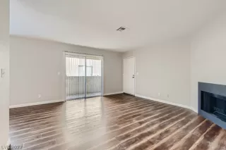 Photo #4: 2360765 Listing