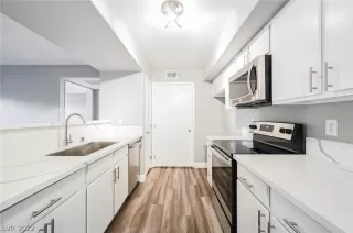 Photo #4: 2360880 Listing