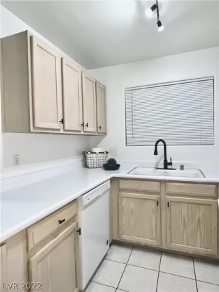 Photo #2: 2361413 Listing