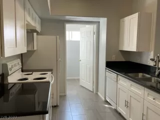 Photo #5: 2361900 Listing 